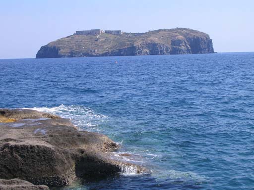 Cimitir de 5 nave romane descoperit în Marea Tireniană